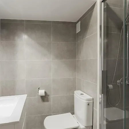 Magnificent 7 Bedroom In Apartment *